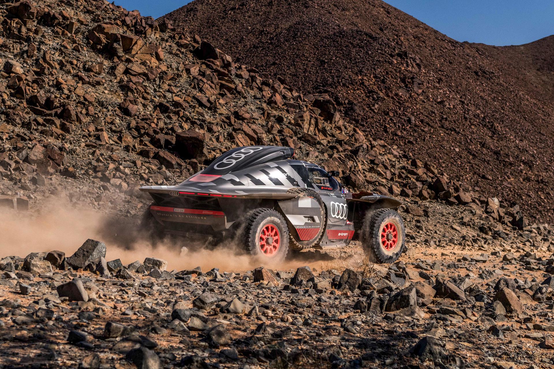 El piloto español Carlos Sainz conduce su Audi RS 1 E-Tron durante la etapa 11 del Rally Dakar 2024 desde Alula a Yanbu, Arabia Saudi. EFE/EPA/Aaron Wishart
