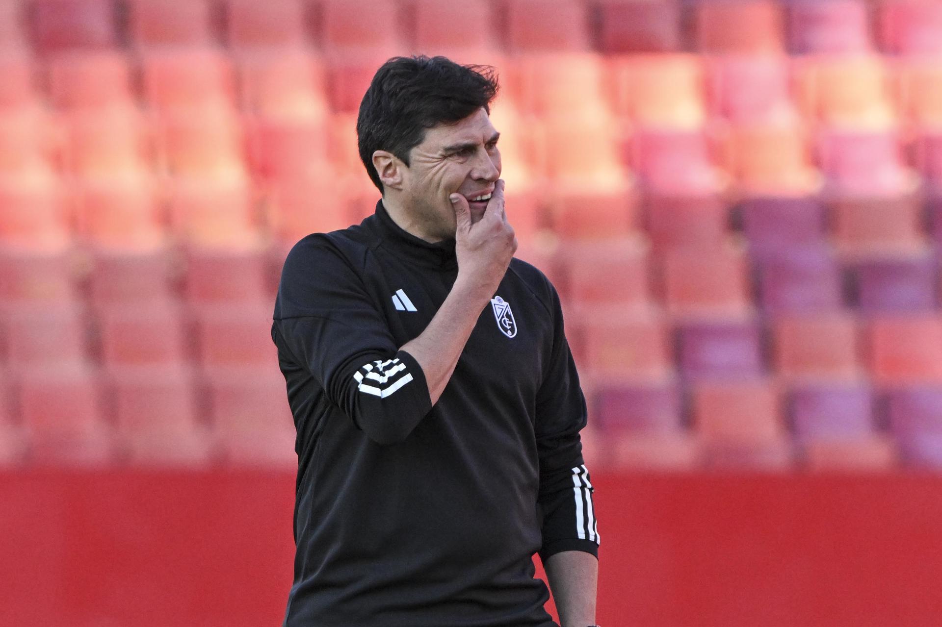 El uruguayo Alexander Medina, entrenador del Granada. EFE/ Miguel Ángel Molina
