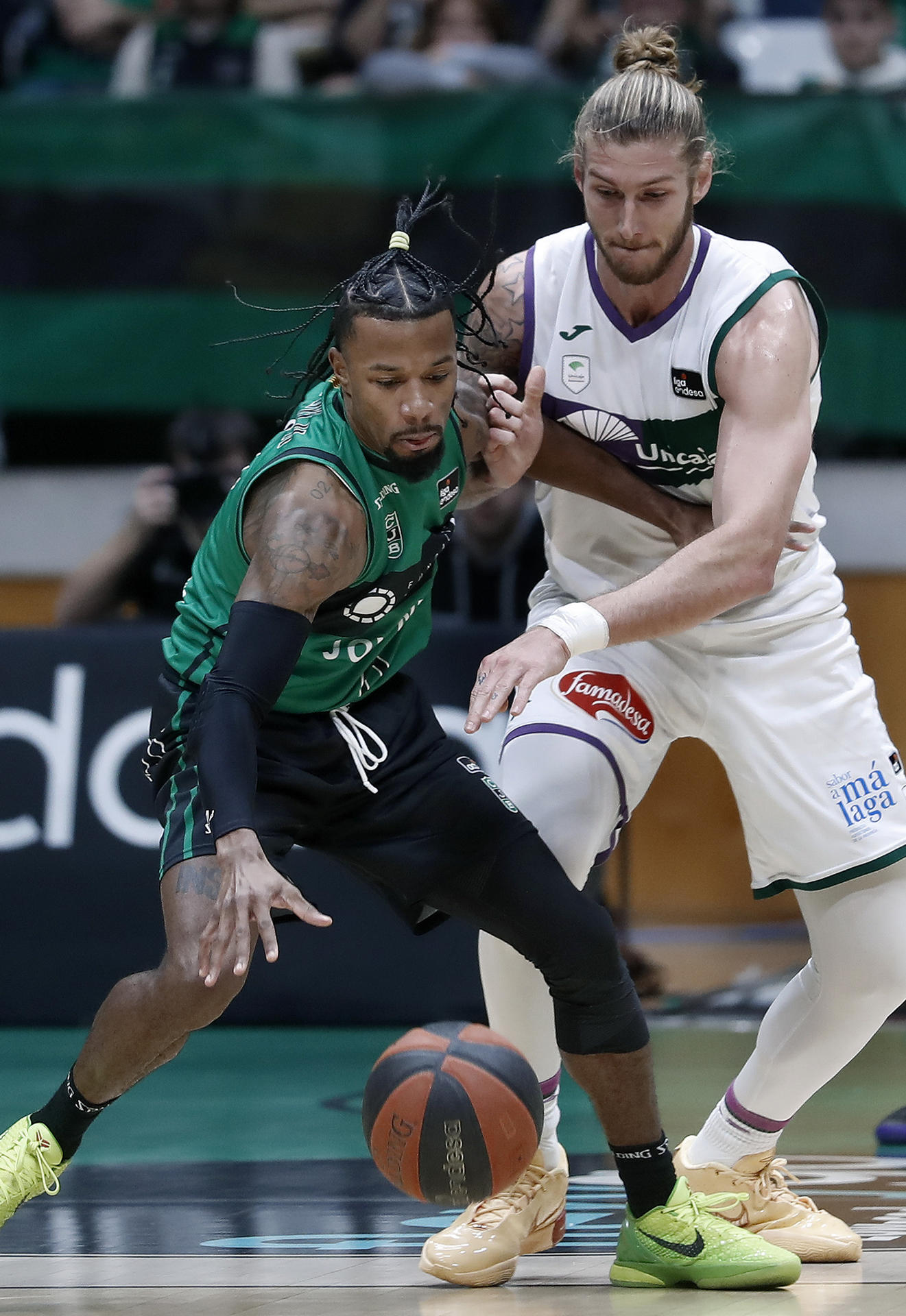 El base del Joventut de Badalona Shannon Evans (i), intenta hacerse con la pelota ante la oposición de Osetkowski (d), ala-pívot del Unicaja durante el partido de la Liga Endesa de basket jugado en el Pabellón Olímpico de Badalona. EFE/ Andreu Dalmau
