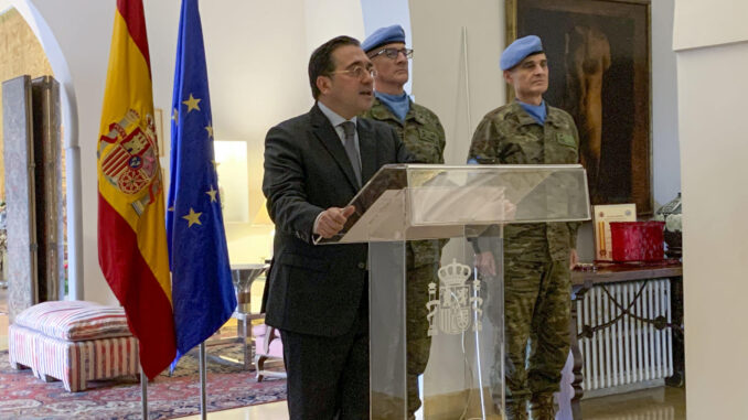 El ministro español de Asuntos Exteriores, José Manuel Albares, durante una ceremonia de condecoración a las tropas españolas desplegadas en el Líbano celebrada este miércoles en la Embajada de España a las afueras de Beirut (Líbano). EFE/Noemí Jabois
