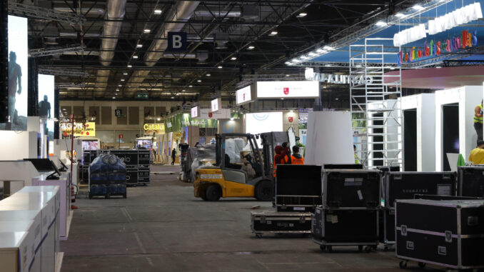 Operarios trabajan en los últimos retoques de los stands en IFEMA Madrid. EFE/ Zipi
