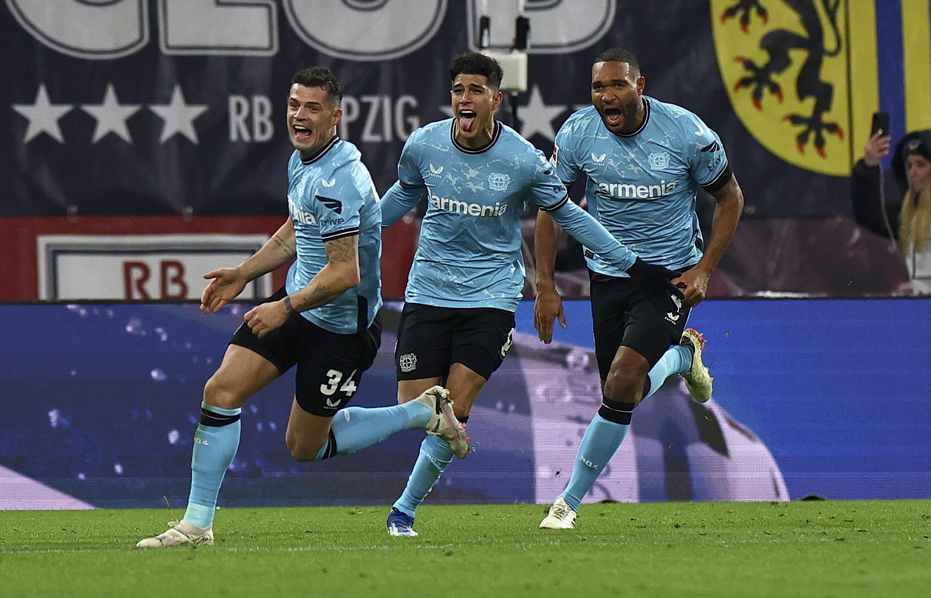 El defensa del Leverkusen Piero Hincapie (C) celebra el gol de la victoria en el partido de la Bundesliga que han jugado RB Leipzig y Bayer 04 Leverkusen en Leipzig, Alemania. EFE/EPA/FILIP SINGER
