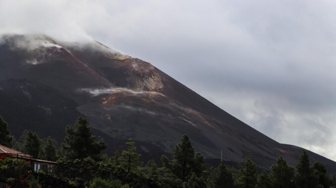 Imagen del volcán de La Palma en una jornada en la que se mantiene un aviso amarillo en la  isla por lluvia que pueden ser localmente intensas. EFE/Luis G. Morera
