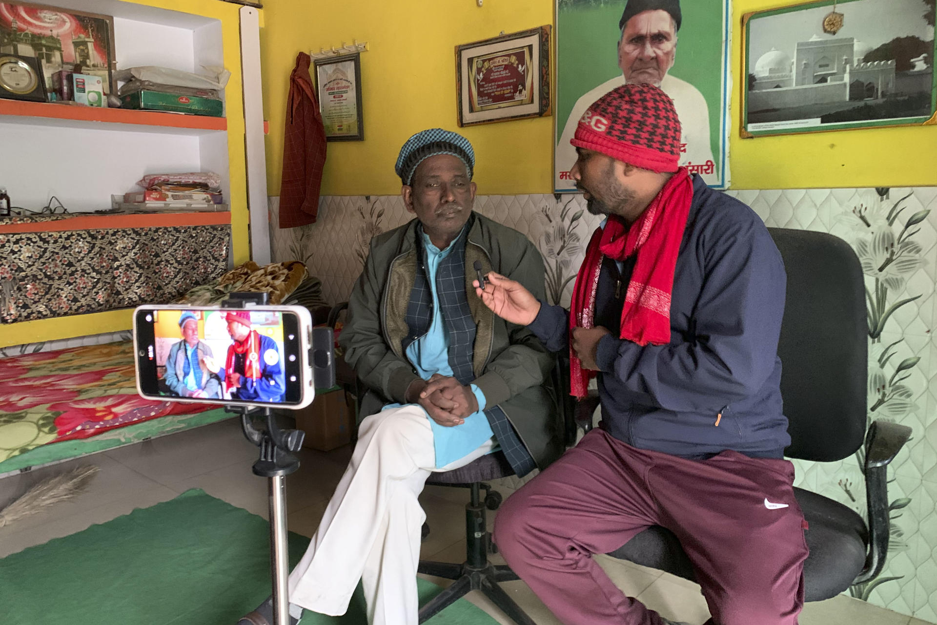 Iqbal Ansari, uno de los musulmanes que disputó durante décadas la titularidad del terreno sobre el que se erige un controvertido templo hindú en la ciudad de Ayodhya, en el norte de la India, es entrevistado en su casa. EFE/ David Asta Alares
