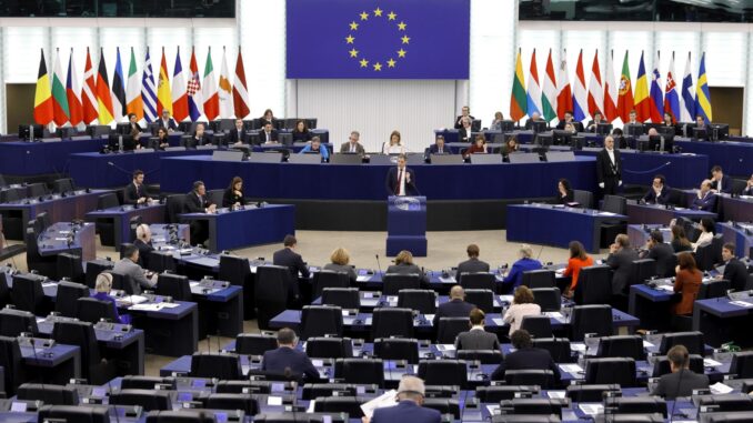 El primer ministro belga y actual presidente del Consejo europeo, Alexander De Croo (C), en el Parlamento Europeo en Estrasburgo, Francia, el 16 de enero de 2024. EFE/EPA/RONALD WITTEK
