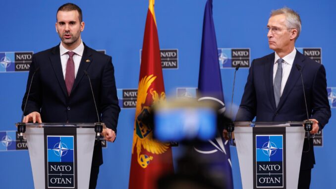 El secretario general de la OTAN, Jens Stoltenberg (D) y el primer ministro de Montentegro, Milojko Spajić (I), hoy en la sede de la alianza Atlántica. EFE/EPA/OLIVIER MATTHYS
