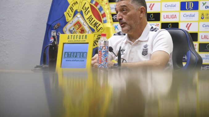 El entrenador de la UD Las Palmas, Xavier García Pimienta, ha analizado este viernes en rueda de prensa el partido que su equipo juega el sábado en casa contra el Real Madrid, en la jornada 22 de LaLiga EA Sports. EFE/Ángel Medina G.
