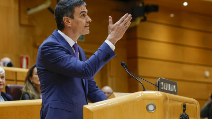 El presidente del Gobierno, Pedro Sánchez, interviene durante la sesión plenaria del Congreso que debate las enmiendas a la reforma de la Constitución impulsada por PP y PSOE, este jueves, en el Senado. EFE/ J.J. Guillén
