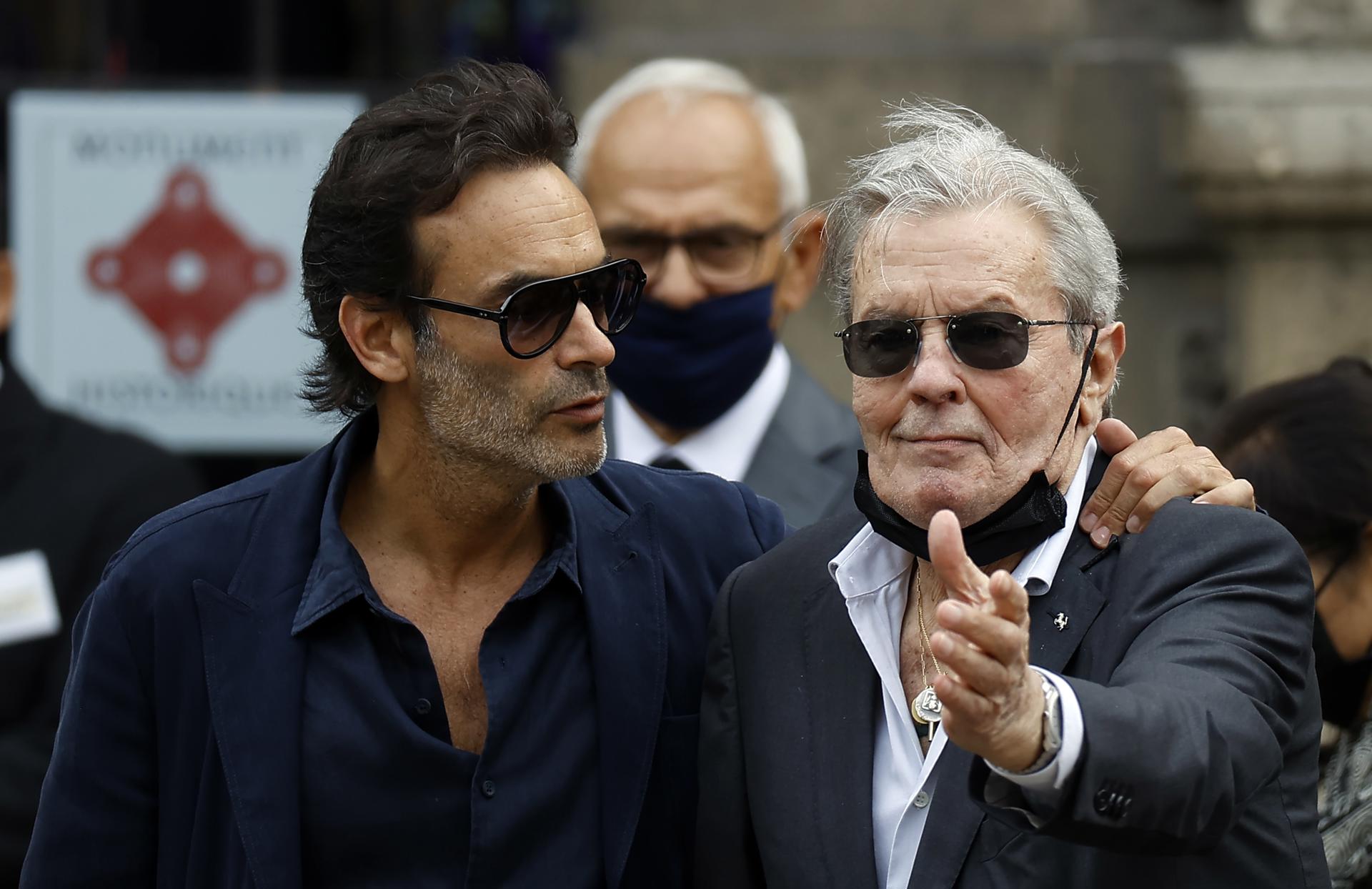 Foto de archivo del actor francés Alain Delon (d) y su hijo Anthony Delon (i). EFE/EPA/Ian Langsdon
