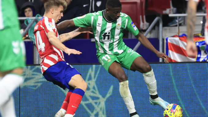 El centrocampista brasileño del Betis, Luiz Henrique (d) con el balón en una imagen de archivo de un partido frente al Atlético de Madrid. EFE / Zipi Aragón
