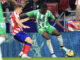 El centrocampista brasileño del Betis, Luiz Henrique (d) con el balón en una imagen de archivo de un partido frente al Atlético de Madrid. EFE / Zipi Aragón