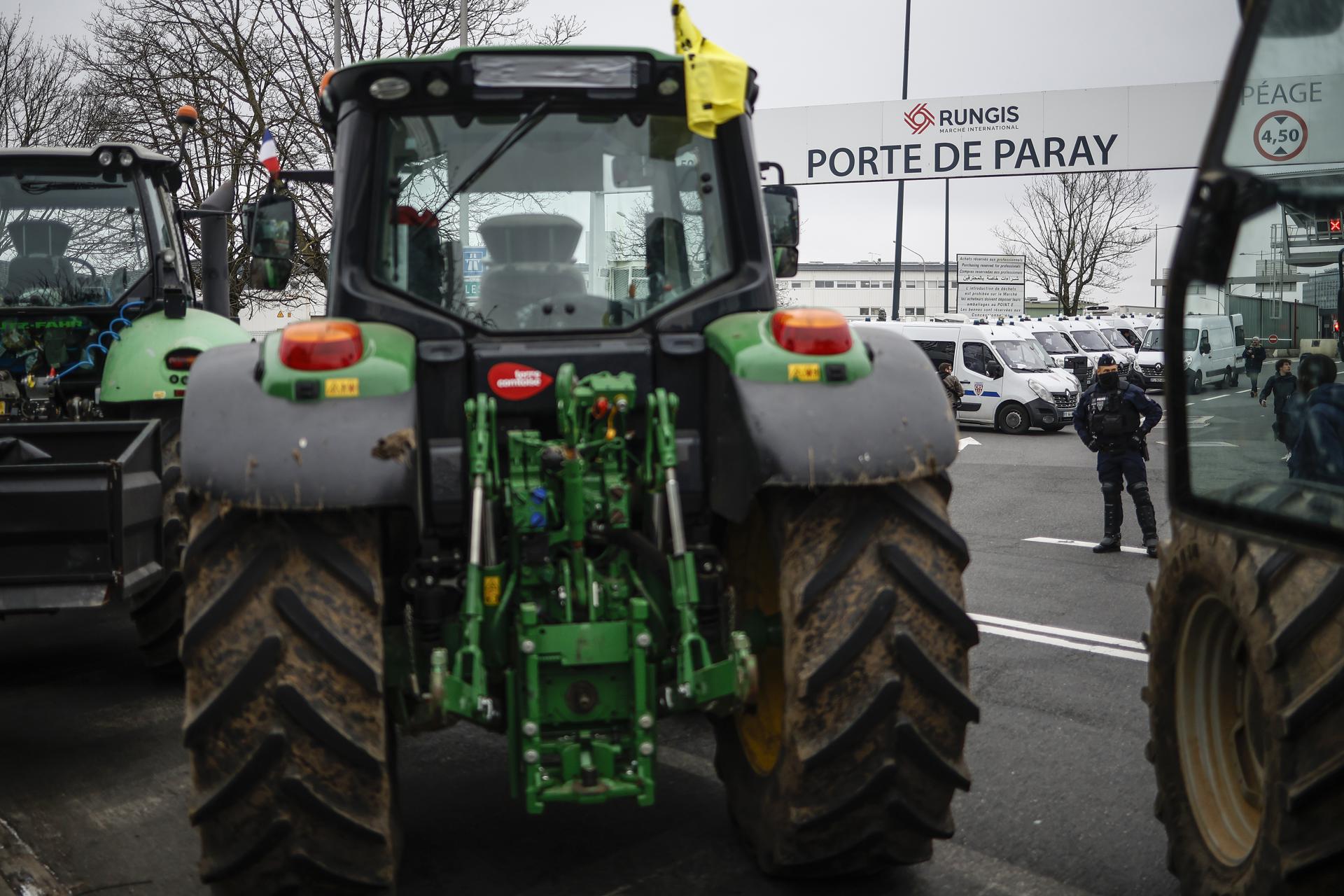 Los tractores de los agricultores están estacionados en la entrada del mercado internacional de Rungis . EFE/EPA/Yoan Valat
