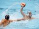 El italiano Giacomo Cannela (i) intenta evitar el avance del español Álvaro Granados Ortega (d) durante la semifinal de los Campeonatos de Europa de WaterPolo que disputaron España e Italia en Zagreb. EFE/ANTONIO BAT