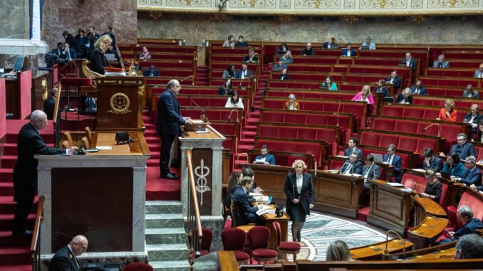 El Ministro de Justicia francés, Eric Dupont-Moretti, habla durante un debate en la Asamblea Nacional en París, Francia, el 24 de enero de 2024. El parlamento francés inició discusiones sobre un proyecto de ley constitucional para consagrar en la constitución el derecho de las mujeres a la interrupción voluntaria del embarazo. (Francia) EFE/EPA/Christophe Petit Tesson
