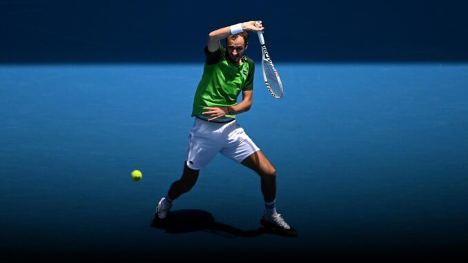 El ruso Daniil Medvedev de Rusia durante su partido de primera ronda contra el francés Terence Atmane en el Abierto de Australia. EFE/EPA/LUKAS COCH
