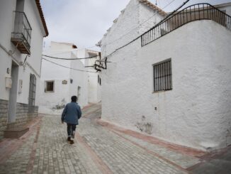 Encaramado en la Sierra de los Filabres, en pleno corazón de la provincia de Almería, Benitagla puede presumir, quizá en algunos casos muy a su pesar, de ostentar varios récords como el pueblo con menos vecinos de Andalucía, 53, menor extensión y por no contar entre sus calles ni con un solo bar. EFE/ Carlos Barba