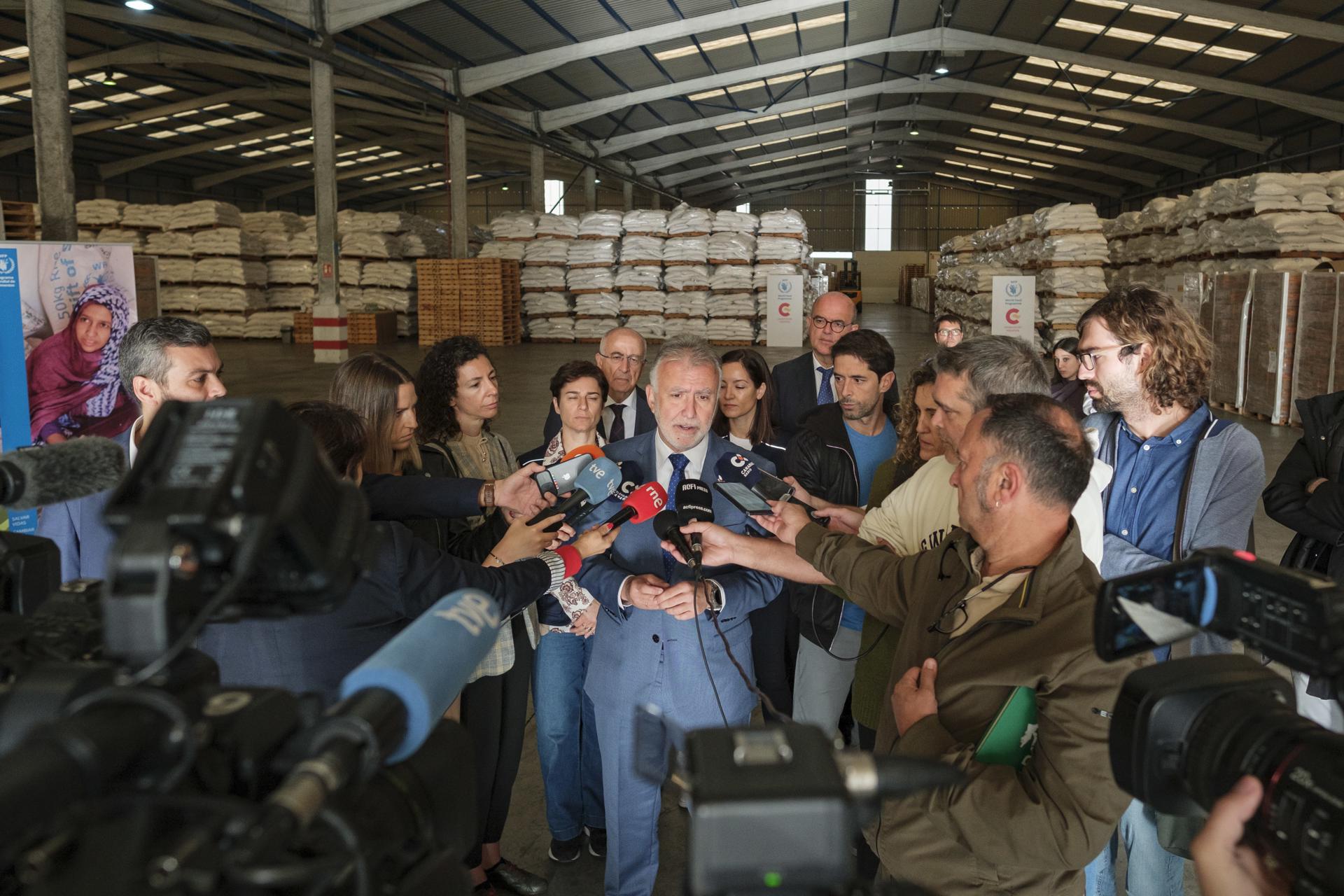 El ministro de Política Territorial y Memoria Democrática, Ángel Víctor Torres (c), ha visitado este lunes el puerto de Las Palmas de Gran Canaria el almacén para crisis en África del Programa Mundial de Alimentos, la mayor organización humanitaria de Naciones Unidas. EFE/Ángel Medina G.
