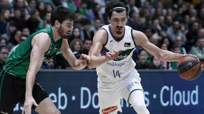 Dedovic (d), alero del Unicaja de Málaga, intenta avanzar ante la presencia de Busquets (i), escolta del Joventut Badalona, durante el partido de la Liga Endesa de basket jugado en el Pabellón Olímpico de Badalona. EFE/ Andreu Dalmau
