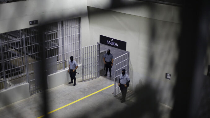 Fotografía de guardias en el interior del Centro de Confinamiento del Terrorismo (Cecot), la megacárcel construida por el Gobierno de El Salvador, en una fotografía de archivo. EFE/ Rodrigo Sura
