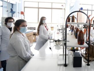 Alumnos del ciclo superior de formación profesional en la rama de Química Industrial durante una clase. EFE/Luis Tejido.