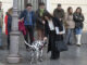 La presidenta dela Comunidad de Madrid, Isabel Díaz Ayuso acaricia a un perro a su llegada a la reunión del Consejo de Gobierno, con carácter extraordinario en Alcalá de Henares este miércoles. EFE/ Fernando Villar