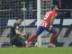 El delantero del Atlético Memphis Depay (d) celebra ante el portero del Rayo, Stole Dimitrievski, tras marcar el segundo gol durante el partido de LaLiga EA Sports que Atlético de Madrid y Rayo Vallecano han disputado en el estadio Metropolitano. EFE/Juanjo Martín