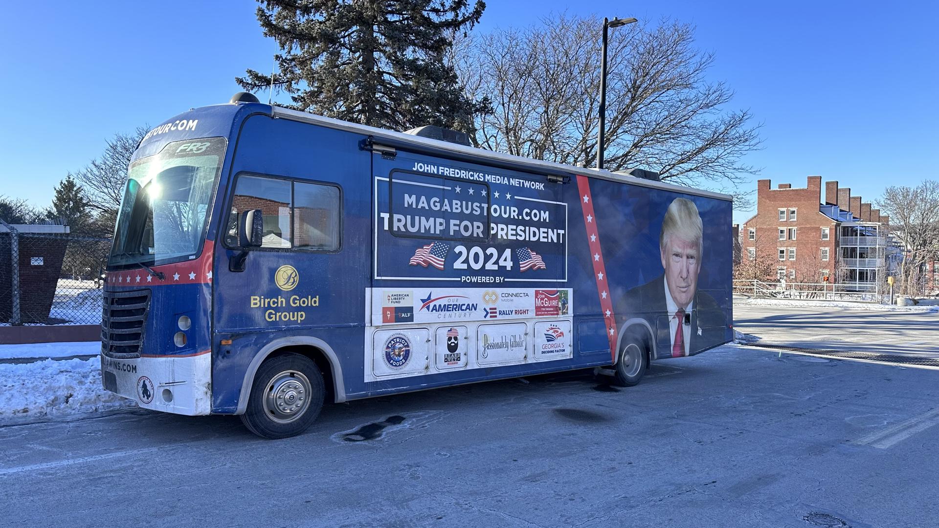 Fotografía de un bus con publicidad de campaña del expresidente Donald Trump, en Nuevo Hampshire (EE. UU). EFE/ Octavio Guzmán
