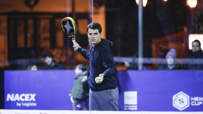 El jugador de pádel Jorge Nieto "Coki", durante si visita hoy sábado a la pista de pádel instalada en la Plaza de Colón de Madrid, para promocionar el "Hexagon Cup", torneo de pádel que se disputará en la capital de España del 31 de enero al 4 de febrero. EFE/David Fernández.
