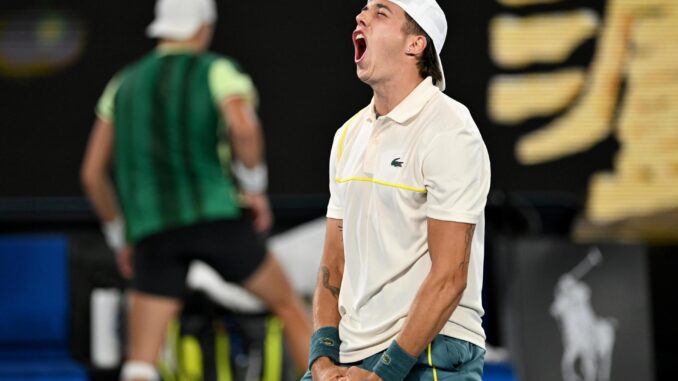 El francés Athur Cazaux celebra ganar su partido de segunda ronda contra Holger Rune en el Abierto de Australia 2024 en Melbourne. EFE/EPA/LUKAS COCH
