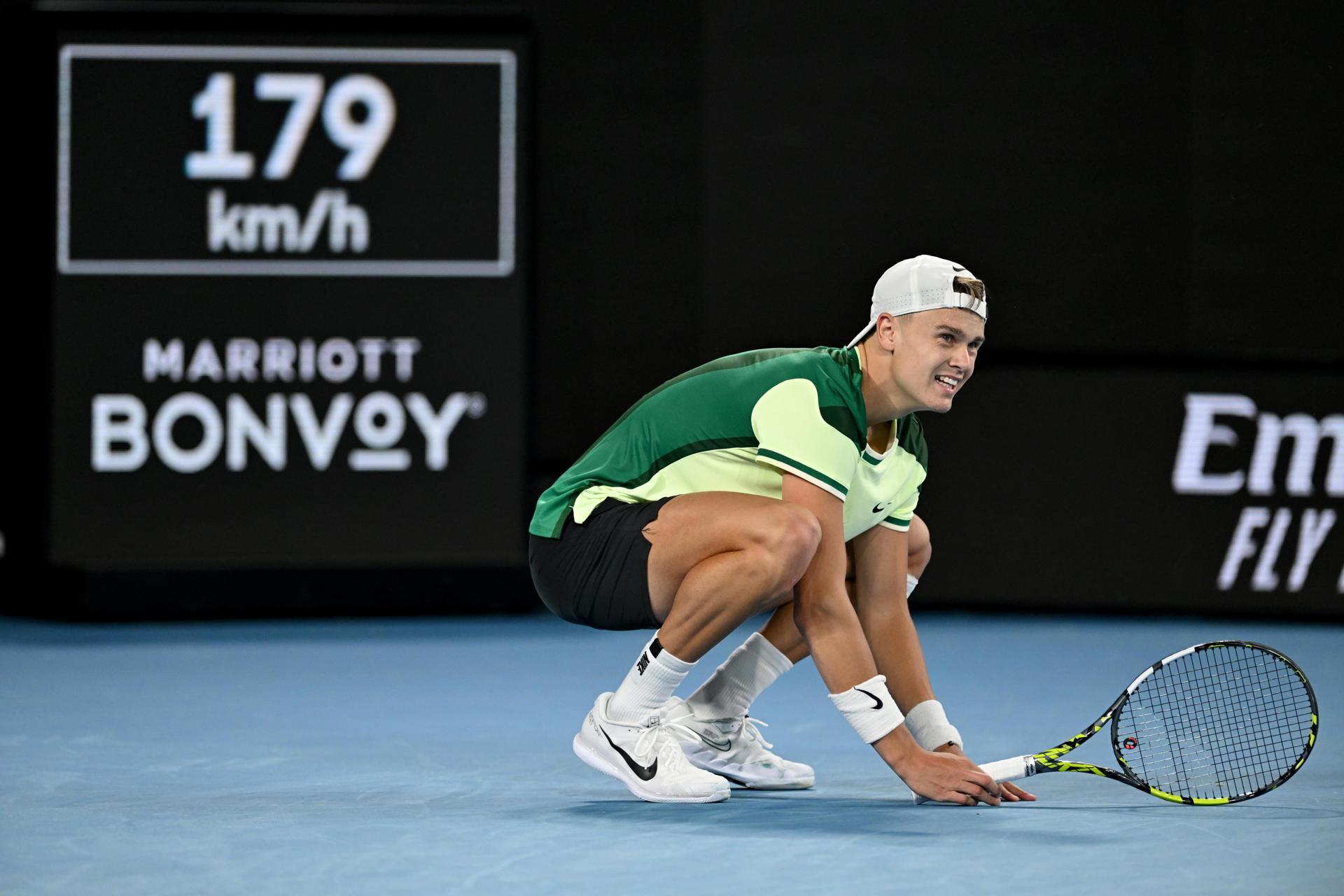 El danés Holger Rune hace muecas durante su partido de segunda ronda contra el francés Athur Cazaux en el Abierto de Australia 2024 en Melbourne. EFE/EPA/LUKAS COCH FUERA AUSTRALIA Y NUEVA ZELANDA
