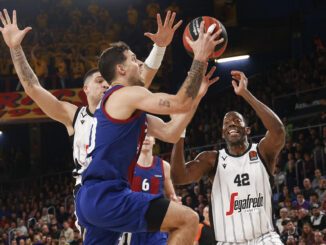 El base argentino del Fc Barcelona Nico Laprovittola (i) entra a canasta ante Bryant Dunston Jr. (d), de la Virtus, durante el partido de la EuroLiga de baloncesto que FC Barcelona y Virtus Segafredo Bolonia disputaron en el Palau Blaugrana. EFE/Quique García