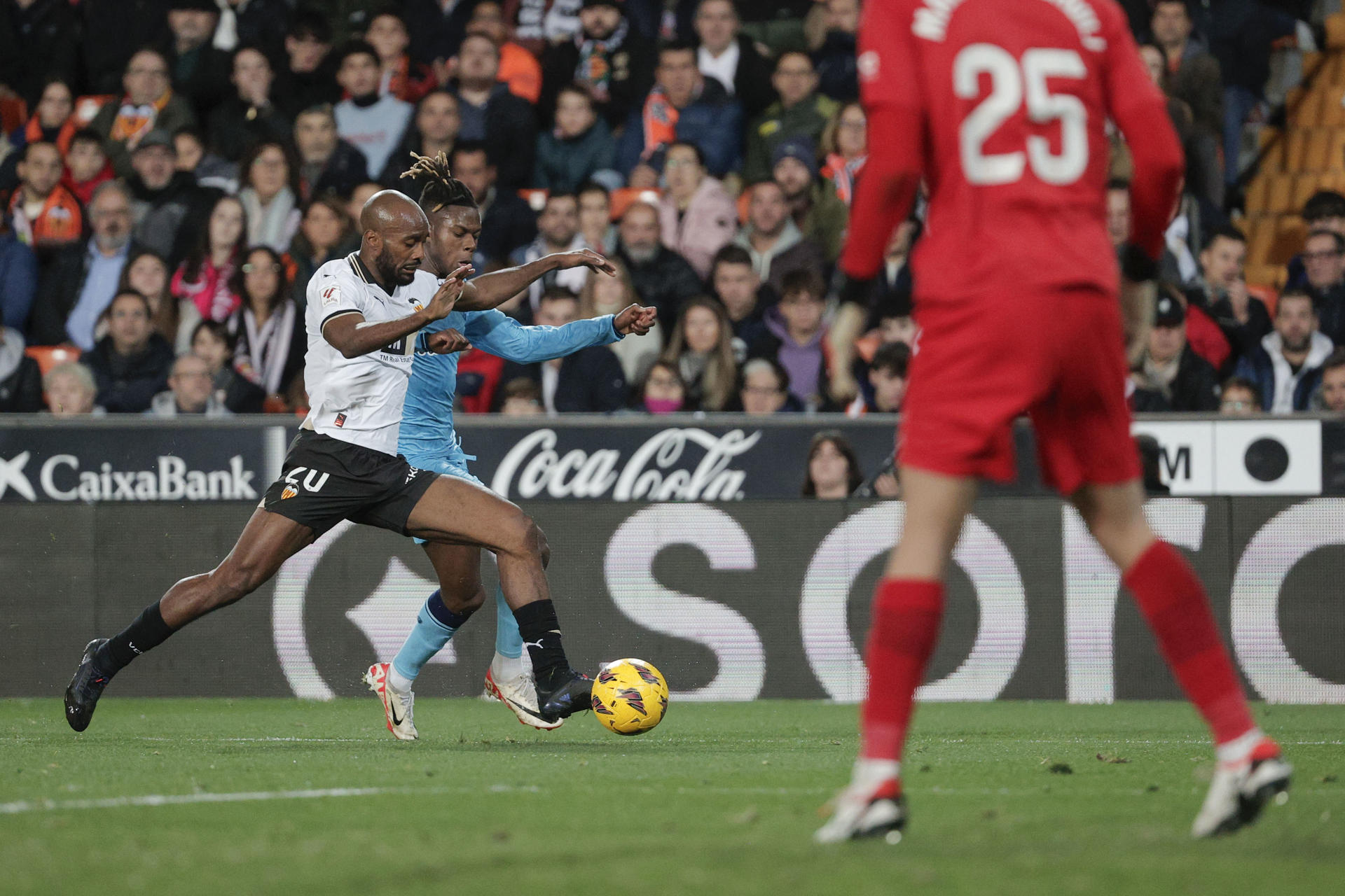 El defensa francés del Valencia, Dimitri Foulquier (i), disputa el balón ante el delantero del Athletic Club, Nico Williams, durante el encuentro correspondiente a la jornada 21 de Primera División que disputaron Valencia y Athletic Club en el estadio valencianista de Mestalla. EFE / Manuel Bruque.
