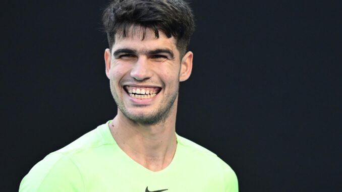 El tenista español Carlos Alcaraz de España en un partido benéfico contra el australiano Alex De Miñaur jugado antes del Abierto de Australia. EFE/EPA/JOEL CARRETT
