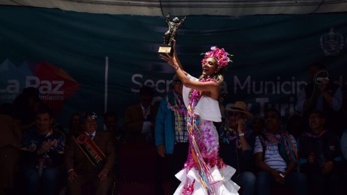 La reina del carnaval cruceño, Aitaña Tufiño, recibe un reconocimiento por su visita durante el 'desentierro' de 'El Pepino', personaje principal del carnaval paceño, hoy, en La Paz (Bolivia). EFE/ Luis Gandarillas
