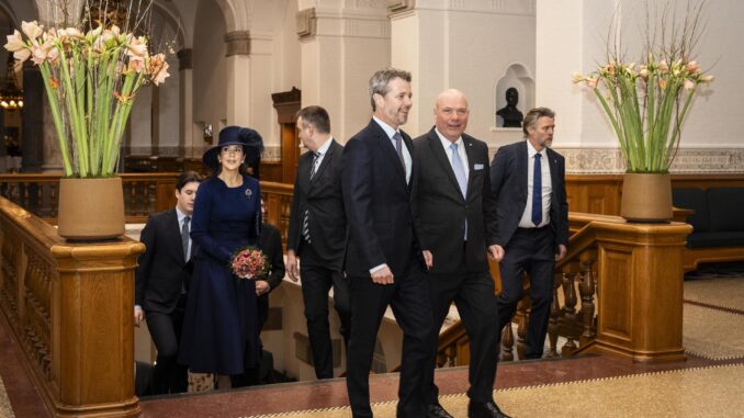 El rey Federico X, la reina Mary, el príncipe heredero Christian y el presidente del Parlamento danés, Soeren Gade (centro-dcha) a su llegada al Parlamento, en el Castillo de Christiansborg, en Copenhague, el 15 de enero de 2024. EFE/EPA/EMIL NICOLAI HELMS DENMARK OUT
