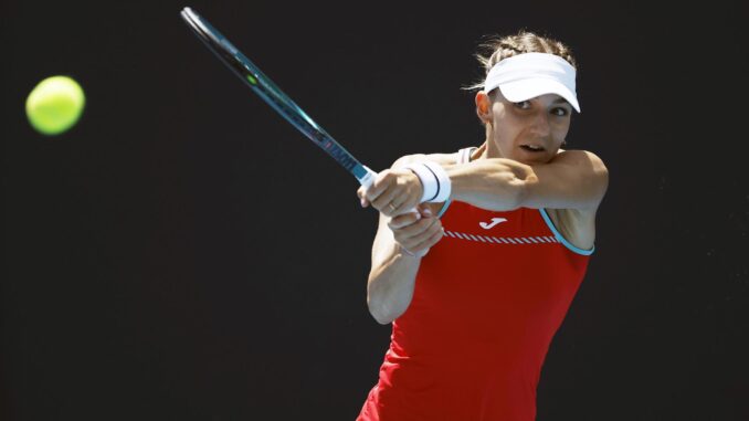 La tenista española Rebeka Masarova de España en acción durante el partido femenino de primera ronda contra la bielorrusa Aliaksandra Sasnovich en el Abierto de Australia en Melbourne. EFE/EPA/MAST IRHAM
