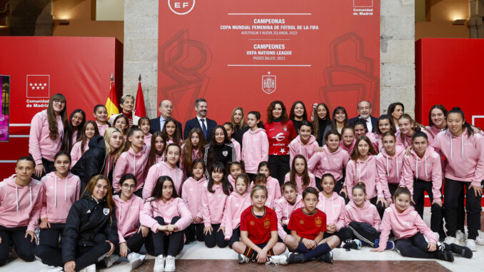 La presidenta de la Comunidad de Madrid, Isabel Díaz Ayuso (c) posa para la foto de familia de futbolistas y autoridades durante el acto de bienvenida a los trofeos del Mundial Femenino de Fútbol de 2023 y de la UEFA Nations League 2022/23 masculina. EFE/ Rodrigo Jiménez
