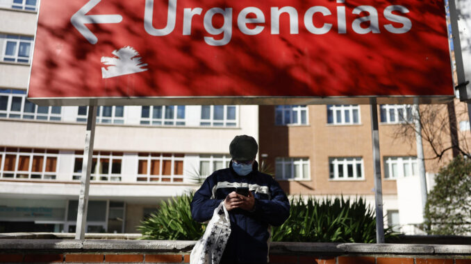 Un hombre lleva una mascarilla en el exterior de un centro sanitario en Madrid. EFE/ Rodrigo Jiménez
