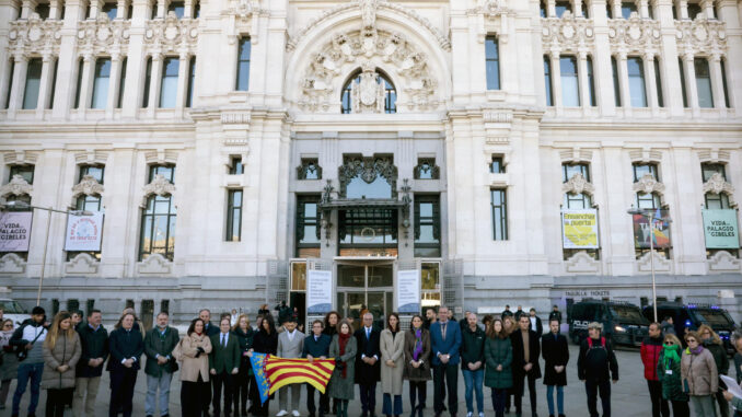 Participantes en el minuto de silencio guardado este lunes ante el Ayuntamiento de Madrid en memoria de las víctimas del incendio de valencia. EFE/ Zipi Aragon
