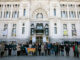 Participantes en el minuto de silencio guardado este lunes ante el Ayuntamiento de Madrid en memoria de las víctimas del incendio de valencia. EFE/ Zipi Aragon