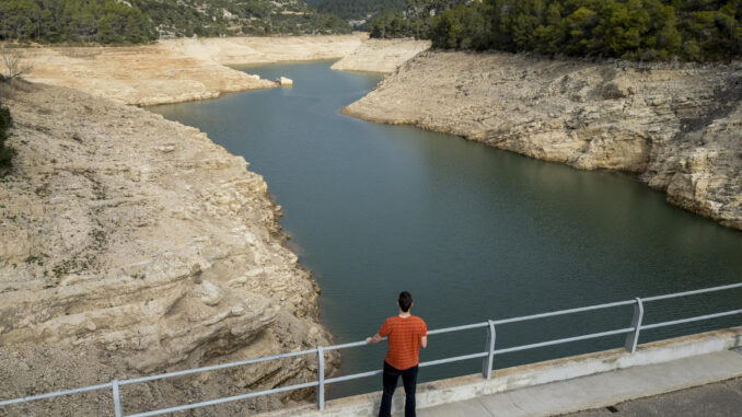 Imagen captada hoy con un dron del embalse de Ulldecona, en Puebla de Benifasar (Castellón). EFE/Andreu Esteban
