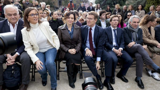 El líder del Partido Popular (PP), Alberto Núñez Feijóo (c), acompañado por la presidenta de la comunidad de Madrid, Isabel Díaz Ayuso (3i) el alcalde de Madrid, José Luis Martínez Almeida (3d), el coordinador general del PP, Elías Bendodo (2d), el vicesecretario de Acción Institucional del PP, Esteban González Pons (i), y la vicesecretaria de Política Social del PP, Carmen Fúnez (2i), presenta la Ruta por la Igualdad de los españoles, este jueves en los Jardines de la Transición Española en Madrid. EFE/ Zipi
