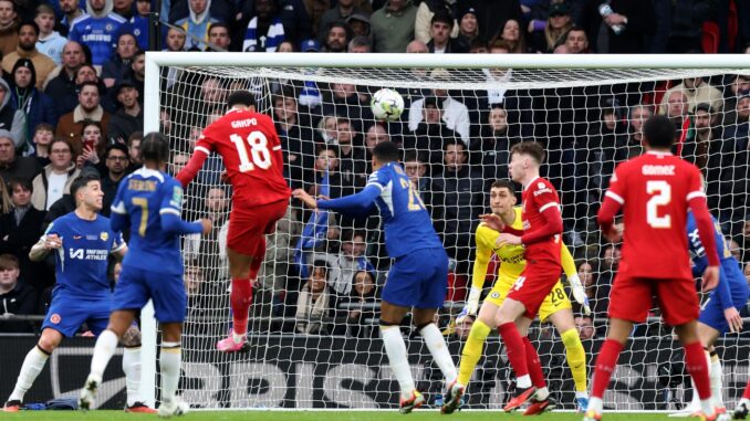 Cody Gakpo (3 i) del Liverpool pierde una oportunidad de gol durante la final de la Copa EFL Carabao entre el Chelsea FC y el Liverpool FC en el estadio Wembley de Londres, Reino Unido. EFE/EPA/ANDY RAIN
