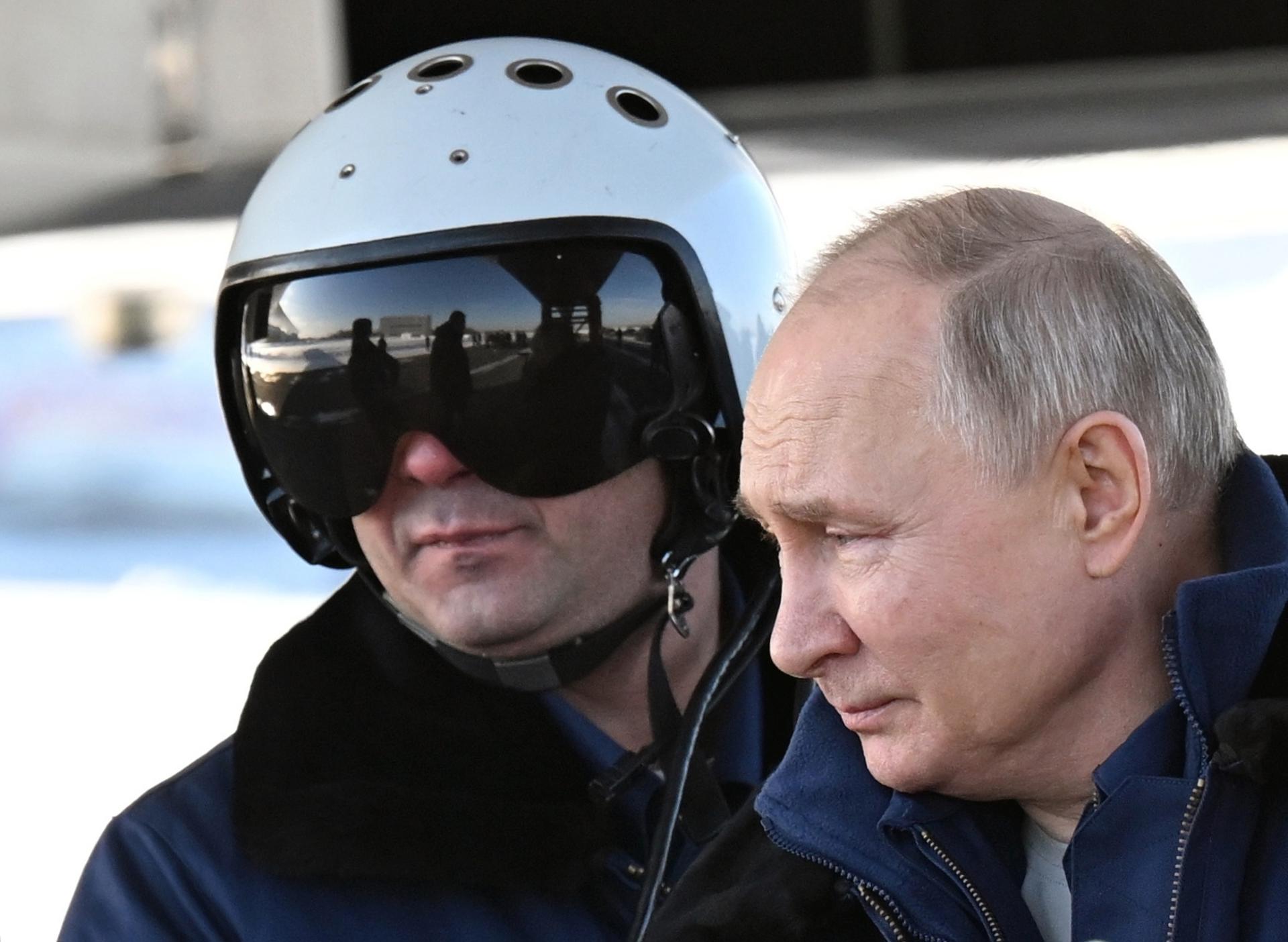 El presidente ruso Vladimir Putin observa antes de un vuelo de prueba a bordo de un porta misiles estratégicos Tupolev tu-160 M durante una visita a la fábrica de aviación de Kazán que lleva el nombre de Sergei Gorbunov, una rama del Empresa de industria militar Tupolev, en Kazán, República de Tartaristán, Rusia, 22 de febrero de 2024. Tu-160 (según la codificación de la OTAN - Blackjack) es un bombardero-portador de misiles estratégico supersónico con alas de barrido variable, desarrollado en la Oficina de Diseño de Tupolev en los años 1970-1980. Aunque la producción en serie del Tu-160 se interrumpió en la década de 1990, en Rusia se están realizando trabajos para reanudar la construcción del avión con una nueva apariencia: el Tu-160M. (Rusia) EFE/EPA/DMITRIY AZAROV/SPUTNIK/KREMLIN POOL CRÉDITO OBLIGATORIO
