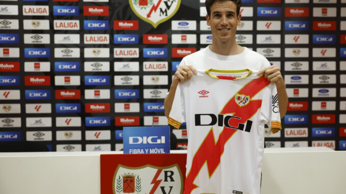 El nuevo entrenador del Rayo Vallecano, Íñigo Perez posa con la camiseta del equipo durante su presentación en la Ciudad Deportiva del Rayo Vallecano en Madrid. EFE/ Mariscal
