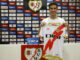 El nuevo entrenador del Rayo Vallecano, Íñigo Perez posa con la camiseta del equipo durante su presentación en la Ciudad Deportiva del Rayo Vallecano en Madrid. EFE/ Mariscal