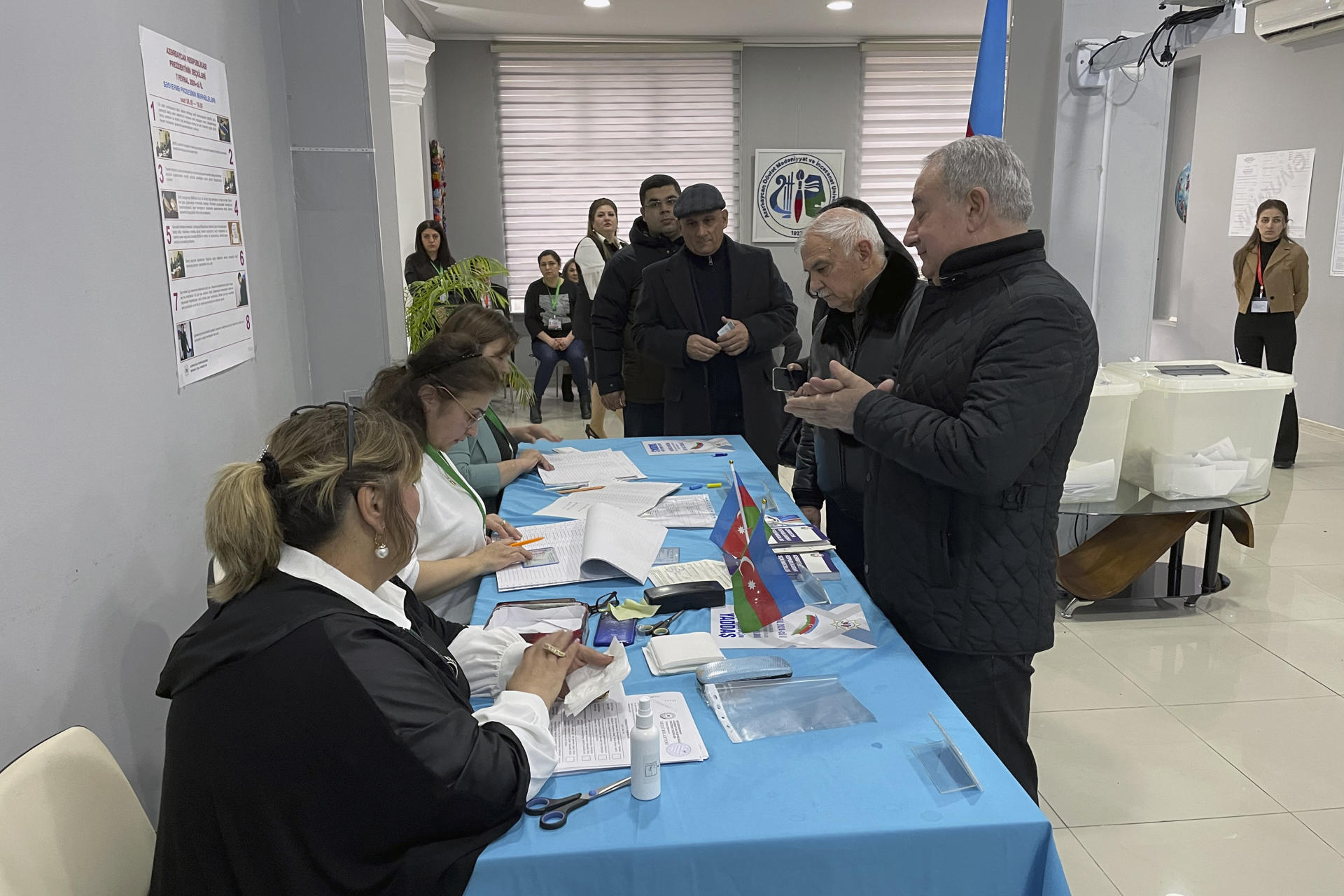 Azerbaiyán celebra este miércoles elecciones presidenciales con el actual líder del país, Ilham Aliyev, como claro favorito a la victoria tras lograr restablecer la integridad territorial del país al recuperar el control en septiembre pasado sobre Nagorno Karabaj. Más de 6.300 colegios electorales abrieron a las 08.00 hora local (04.00 GMT) en el país bañado por el mar Caspio, incluido los territorios recuperados tras la guerra de 2020 y la operación antiterrorista de septiembre del pasado año en el Karabaj. EFE/ Farid Gajramánov
