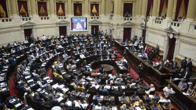 Fotografía cedida por la Cámara de Diputados durante la sesión en el Congreso de hoy, en Buenos Aires (Argentina). EFE/Cámara de Diputados
