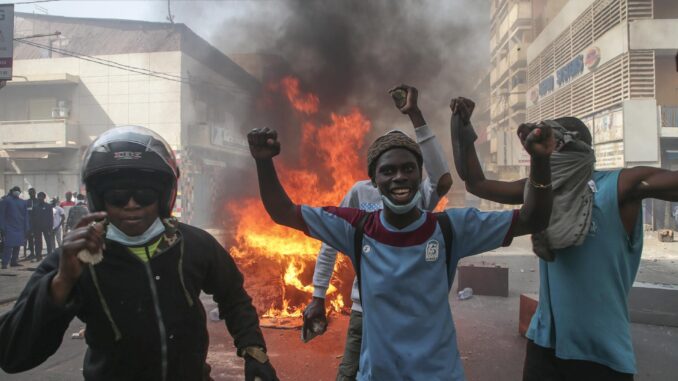 Imagen de archivo de protestas antigubernamentales en Senegal. (Protestas) EFE/EPA/ALIOU MBAYE
