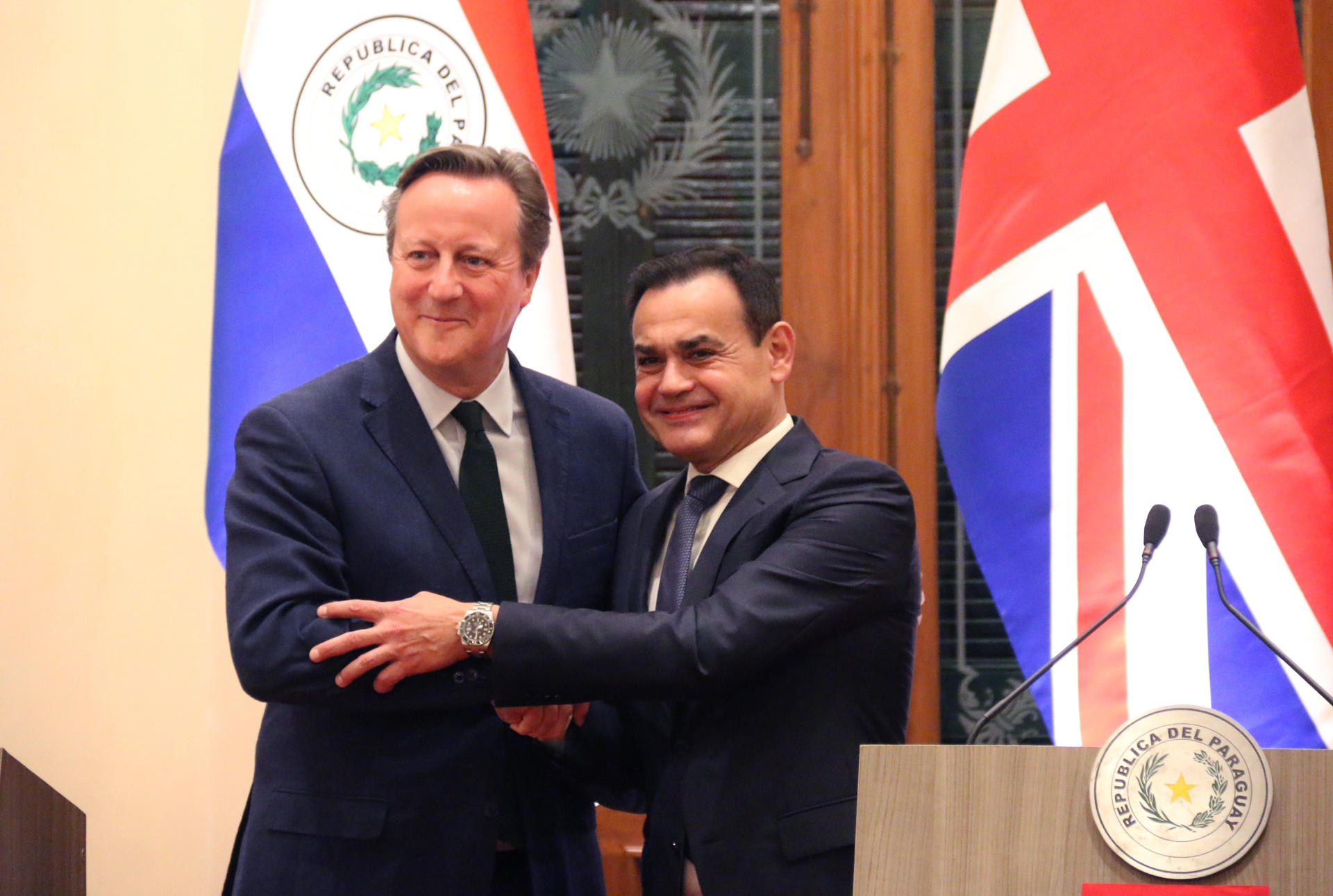 El ministro británico de Asuntos Exteriores, David Cameron (i) y su homólogo paraguayo Rubén Ramírez, se saludan durante una reunión este martes en Asunción (Paraguay). EFE/Nina Osorio
